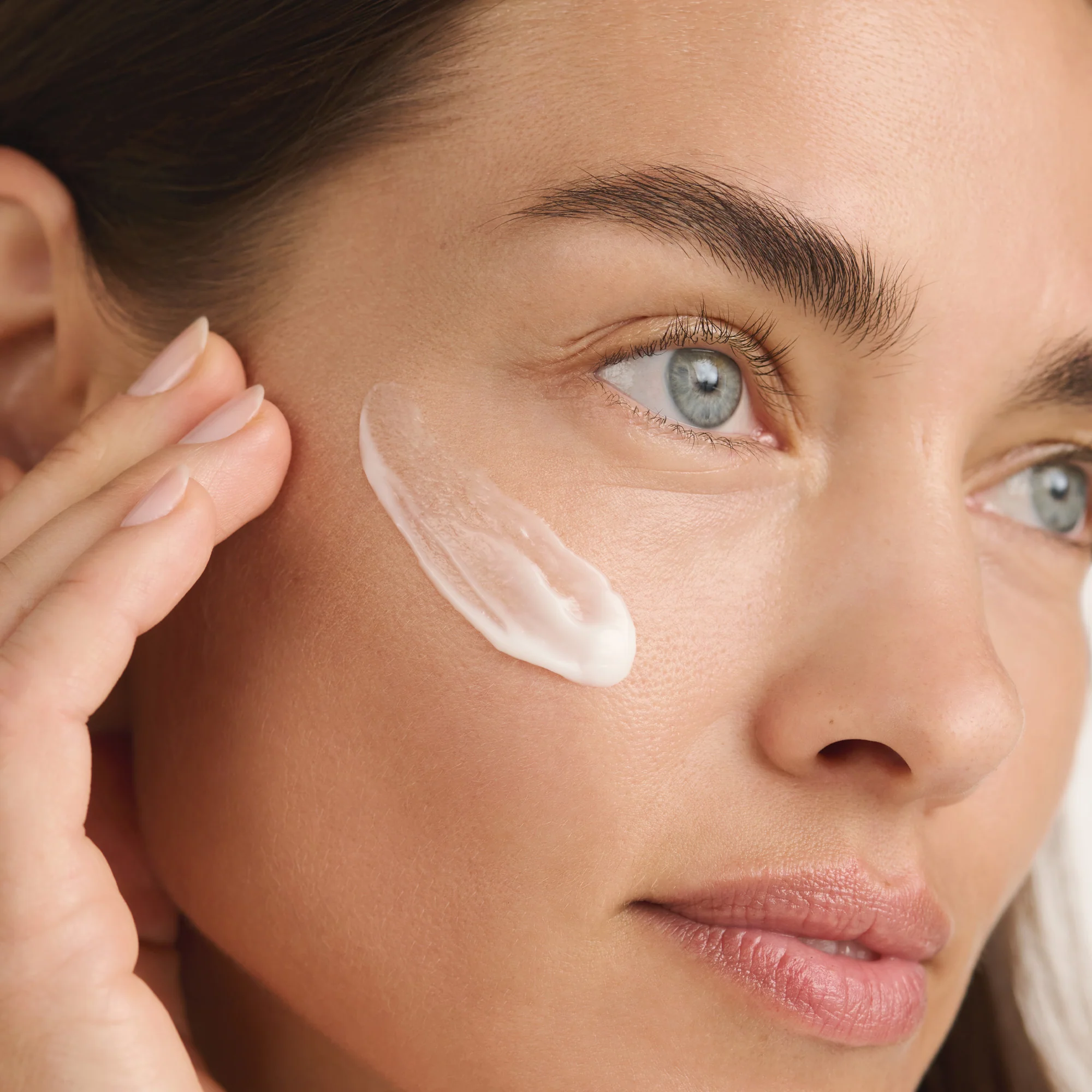 Brightening Emulsion Lightweight Moisturizer - Image 4